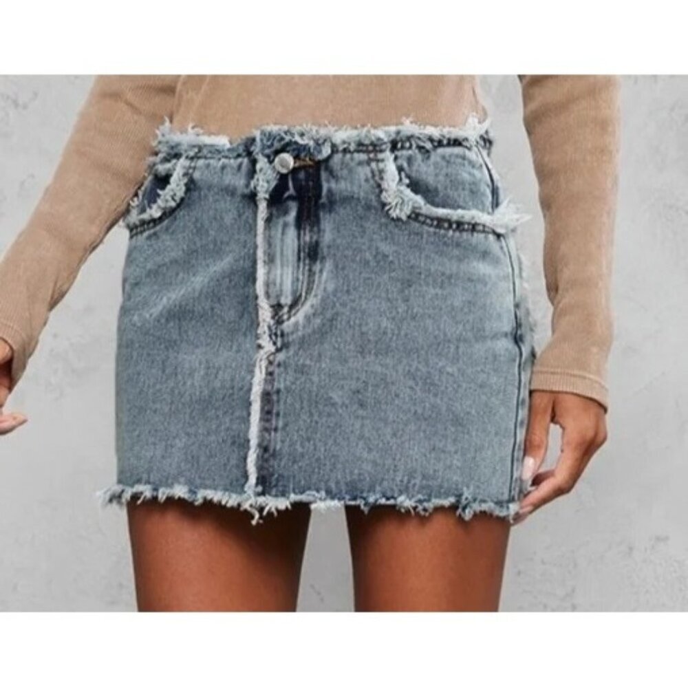 Pretty Little Things Women's Frayed Detail Mini Skirt Vintage Wash Size 4 NWT